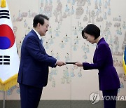 윤석열 대통령, 오영주 주베트남대사에 신임장 수여