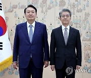 윤석열 대통령, 김홍균 주독일대사에 신임장 수여