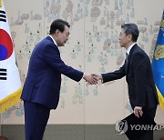 윤석열 대통령, 김홍균 주독일대사에 신임장 수여