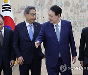 간담회장 향하는 윤석열 대통령과 박진 외교부 장관