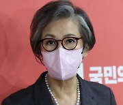 취재진 질문에 답하는 국민의힘 이양희 윤리위원장