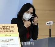 [포토] 마스크 벗는 김현숙 여성가족부 장관