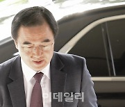 검찰, '블랙리스트 의혹' 조명균 전 통일부 장관 소환조사