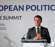 '유럽정치공동체' 첫 회동서 기자회견 하는 마크롱 佛 대통령