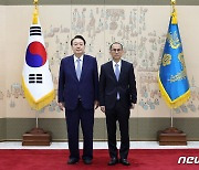 윤 대통령, 고학수 개인정보보호위원장 임명장 수여