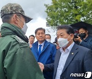 더불어민주당 국방위, 강릉 미사일 낙탄 사고 현장 방문