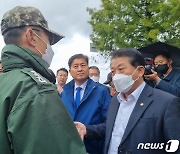 민주당 국방위 '강릉 낙탄사고' 부대 방문..軍 불허로 발길 돌려
