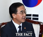 검찰, '블랙리스트 의혹' 조명균 전 통일부 장관 조사