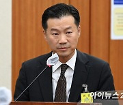 [포토]의원 질의에 답하는 이상국 메르세데스-벤츠코리아 부사장