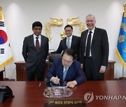 尹, 세계 1위 반도체 장비업체 회장 만나 "한미 동맹 상징"