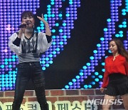 김천포도축제 개막..열창하는 '지현'