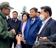 민주당 국방위원들, 강릉 낙탄사고 부대 방문