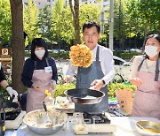 [포토] '부침개 달인' 도전하는 이기재 양천구청장