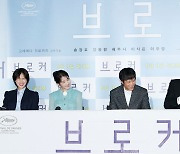 '브로커' 히로카즈 감독 "자장가 부르는 이지은, 아이유로 보일까 걱정" [BIFF]