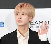 TXT 태현, 부드러운 손 인사