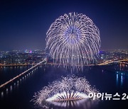 3년 만에 재개 '여의도 불꽃축제' 100만 인파..여의도 일대 도로통제