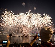 한화 불꽃축제, 서울 밤하늘 수 놓는다.."3년 전보다 풍성"