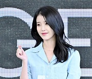 이지은(아이유),'팬들을 향해 사랑의 손하트' [사진]