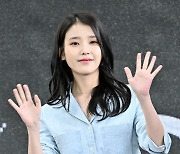 이지은(아이유),'달달한 눈빛으로 팬들에게 인사' [사진]