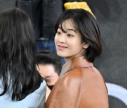 이주영,'팬들을 바라보며 보조개 미소' [사진]