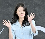 이지은(아이유),'눈부신 백옥피부 인사' [사진]