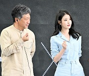 고레에다 히로카즈 감독,'이지은(아이유)의 손하트 참고' [사진]