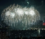 [포토] 한강 밤하늘 수놓은 꿈과 희망의 불꽃 '한화와 함께하는 서울세계불꽃축제 2022'