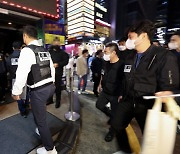불금 강남 클럽 에워싼 경찰들..마약 '불시 단속'