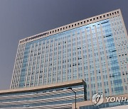 '피의자 제압하고도 폭행' 경찰관 1심 징역형→2심 선고유예