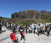 3년만에 빗장 푼 무등산 정상..절경에 탐방객 탄성