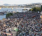 여의도 한강공원 찾은 인파