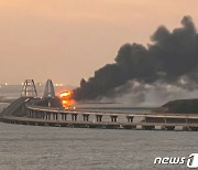 푸틴 '자부심' 크름대교 폭발..핵무기 위협 시계 더 빨라지나