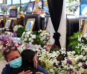 관 앞에 놓인 장난감 트럭과 젖병..'눈물바다' 된 태국