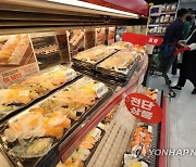 대형마트 '가성비 초밥' 찾는 소비자들