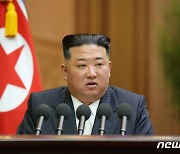 北 김정은, 보름간 7차례 미사일 발사 지휘.."핵 대응태세 유지"(상보)