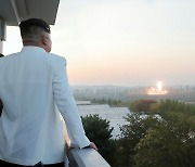 북한 김정은, 보름간 7차례 탄도미사일 발사 훈련 직접 지휘