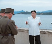 北 김정은, 전술핵운용부대 군사 훈련 지도..당 중앙 군사위 성원 참관