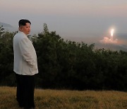 북한 김정은, 전술핵운용부대 훈련 현지지도.."정세 위기 항시 주시"