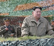 포병과 공군의 합동타격훈련 참관하는 북한 김정은