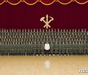 北 김정은, '항공공격종합훈련'에 참가한 전투비행사들과 기념사진 촬영