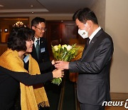 환영 꽃다발 받는 김진표 국회의장