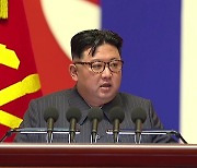 김정은 "적과 대화 필요 없어..핵 대응 태세 유지"