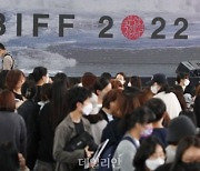 [27th BIFF] 반환점 돈 부산국제영화제..'다시' 북적이는 영화의 전당