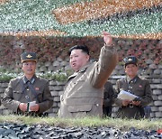 전술핵훈련 지도 김정은 "적들과 대화할 필요없다"