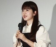 Actor Park Hye-su makes first public appearance in over a year at BIFF