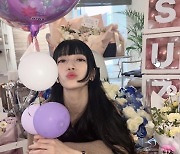 수지, 생일 축하 선물 인증..앞머리 내리고 귀여워졌네 [M+★SNS]