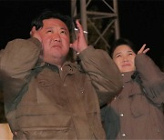 한껏 찡그리고 귀막은 김정은·리설주, 북한 미사일 발사 함께 봤다