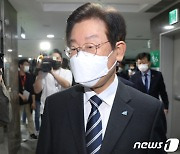 "한반도에 또 욱일기 날릴 수도"..이재명, '친북 국방' 논란 정면돌파