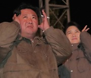 리설주, 북한군 미사일 발사장에 첫 등장