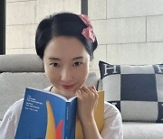 '의사♥︎' 이정현, 애엄마 맞아? 리본으로 완성한 '러블리' 비주얼